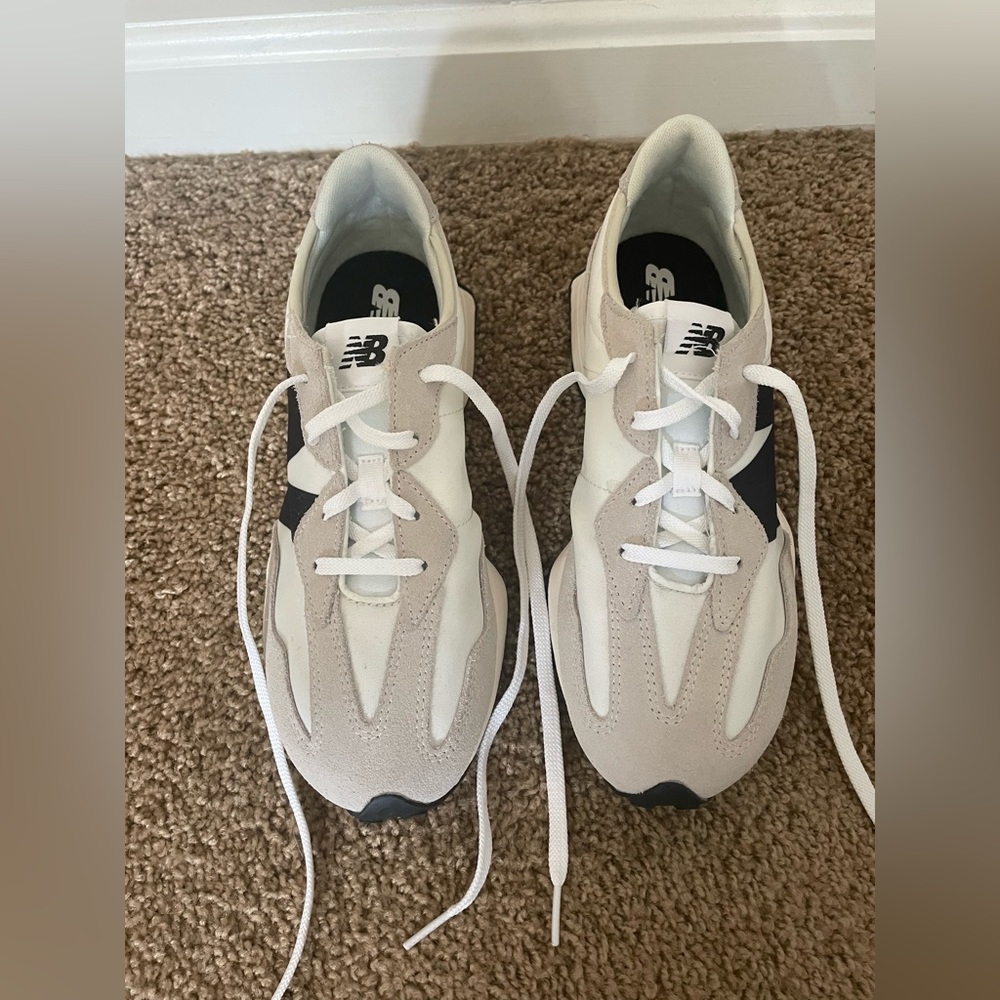 New Balance 327 tennis shoes in Sea Salt/White/Black, Unisex size 6/Women’s 7.5